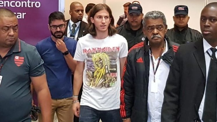 Filipe Luís causou polêmica ao chegar no Rio de Janeiro com a camisa do Iron Maiden, cujo personagem é símbolo da principal torcida organizada do Vasco