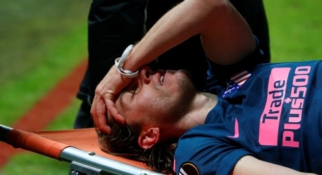 Filipe Luis, do Atlético de Madri, sofreu uma lesão no jogo pela Liga Europa