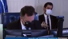 Assessor de Bolsonaro faz gesto obsceno em sessão do Senado