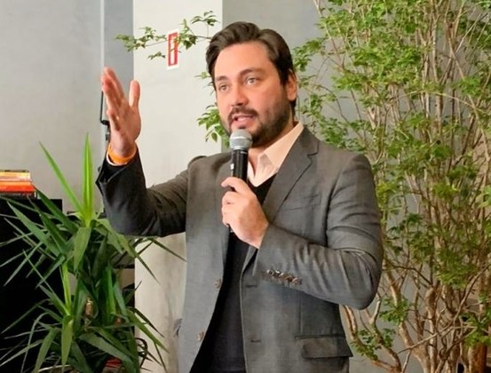 Filipe Sabará (Novo)Sabará é o candidato do Partido Novo à Prefeitura de São Paulo. Ele é empresário, formado em marketing e faz Pós-Graduação em Gerente de Cidade na FAAP. É fundador do Instituto ARCAH Em 2017, ele assumiu a Secretaria Municipal de Assistência e Desenvolvimento Social de São Paulo e depois se tornou presidente do Fundo Social do Estado de São Paulo, cargo que exerceu até outubro de 2019. Sabará nasceu em São Paulo, tem 37 anos, é solteiro e não tem filhos.