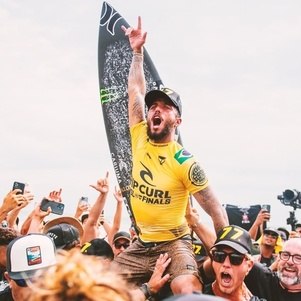 Filipinho conquistou o Mundial de Surfe pela primeira vez
