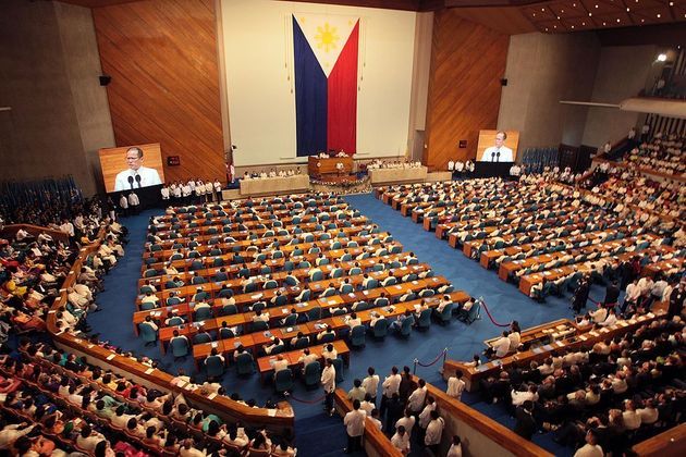Filipinas - República Presidencialista Unitária. Presidente Bongbong Marcos.  População: 104 milhões. Capital: Manila. Na foto, Câmara dos Deputados das Filipinas.