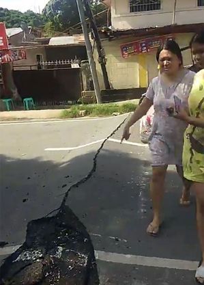 Mulheres próximas a rachadura no solo provocada pelo terremoto