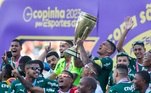 Jogadores do Palmeiras levantam a taça da Copa São Paulo