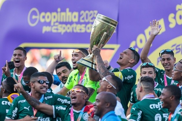 Jogadores do Palmeiras levantam a taça da Copa São Paulo