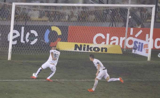 Final da Copa do Brasil (25/11/2015): a frustração dos torcedores do Santos ficou por conta do gol perdido pelo atacante Nilson nos minutos finais do primeiro jogo.