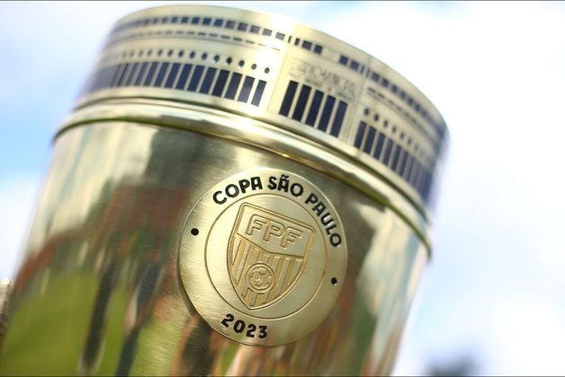 No detalhe, a taça da Copa São Paulo de Futebol Júnior