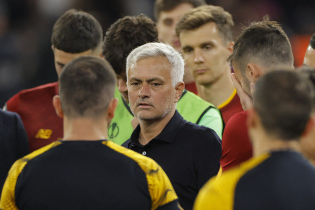 José Mourinho, que na temporada passada conquistou o título da Conference League e tirou a Roma de uma fila de 60 anos de títulos europeus, fala com seus jogadores após a perda da Liga Europa