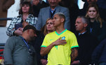 Richarlison, atacante da seleção brasileira masculina, fez questão de acompanhar de perto o jogo das meninas do Brasil