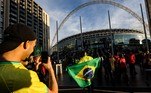 A torcida brasileira fez questão de comparecer ao Wembley para prestigiar mais uma decisão da seleção feminina