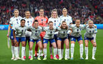 A seleção inglesa também posou para a foto oficial da partida