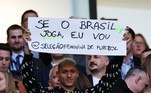 Craque dentro e fora de campo! O atacante do Tottenham levantou um cartaz com os dizeres: 'Se o Brasil joga, eu vou!'