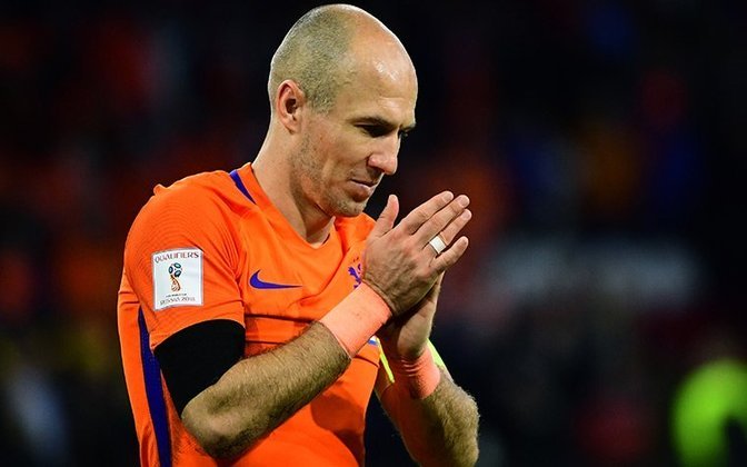 Finalista da Copa do Mundo de 2010, a Holanda liderada por Sneijder, Van Persie e Robben foi derrotada pela Espanha e, posteriormente, não conquistou título algum, mesmo jogando um bom futebol. 