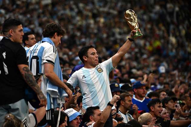 Finalmente o torcedor argentino pôde erguer novamente a taça de campeão do Mundo. Fica a saudade pela Copa que já acabou e a ansiedade pela próxima, daqui quatro anos. 
