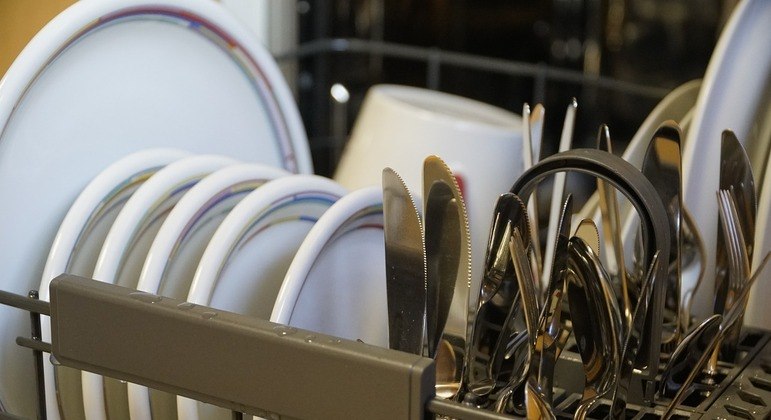 As máquinas lava-louças precisam ser higienizadas constantemente para garantirem a limpeza adequada dos itens de cozinha