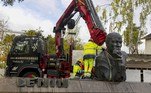 O monumento representava Lênin em atitude pensativa, com a mão na bochecha, e foi doado a Kotka em 1979 pela cidade estoniana de Tallinn, então parte da União Soviética. 'Remover das ruas a estátua do fundador de um dos regimes mais brutais do mundo, o comunismo soviético, é uma grande coisa', disse Matti Leikkonen, de 77 anos, à AFP