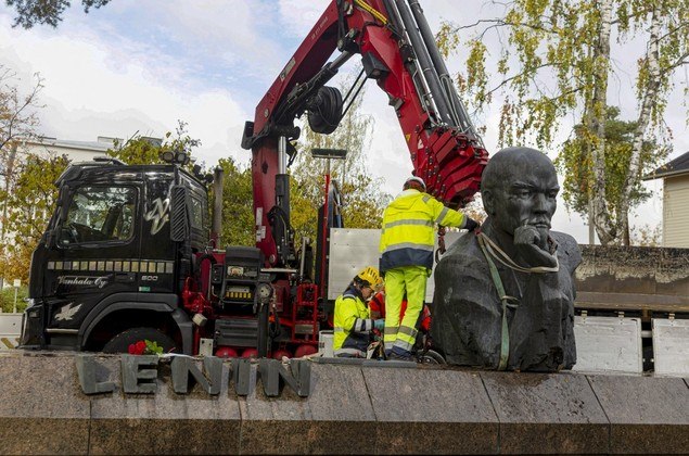 O monumento representava Lênin em atitude pensativa, com a mão na bochecha, e foi doado a Kotka em 1979 pela cidade estoniana de Tallinn, então parte da União Soviética. 'Remover das ruas a estátua do fundador de um dos regimes mais brutais do mundo, o comunismo soviético, é uma grande coisa', disse Matti Leikkonen, de 77 anos, à AFP