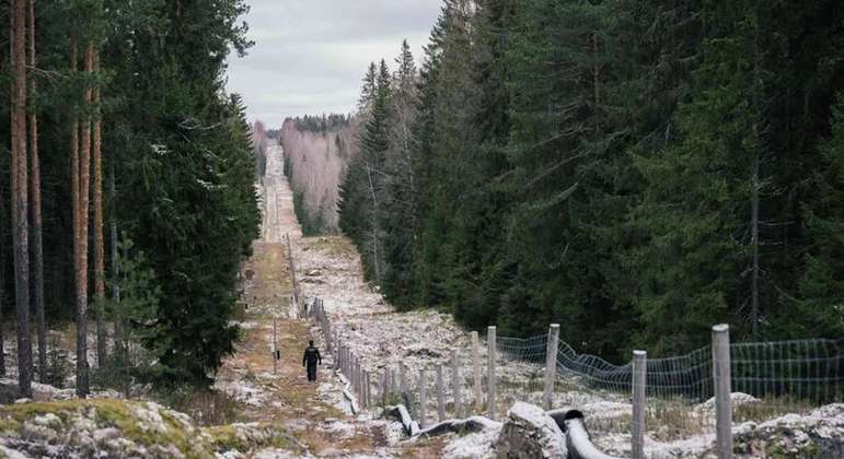 Finlândia inicia construção de cerca de metal na fronteira com a Rússia