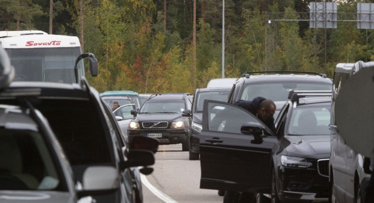 Carros fazem fila na fronteira entre Rússia e Finlândia