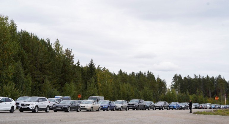 Longa fila de carros vindos da Rússia na cidade fronteiriça de Vaalimaa, na Finlândia
