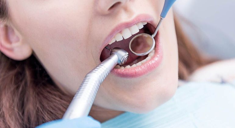 Fio dental - como usar corretamente e quais os principais tipos