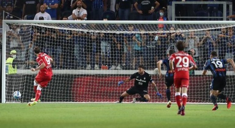 O momento do segundo penal batido por Vlahovic