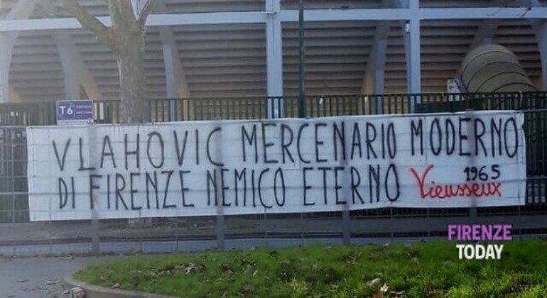 Protesto da torcida "Viola" contra a cessão de Vlahovic à Juventus