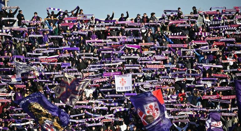 A festa da torcida da Fiorentina, de retorno à Europa