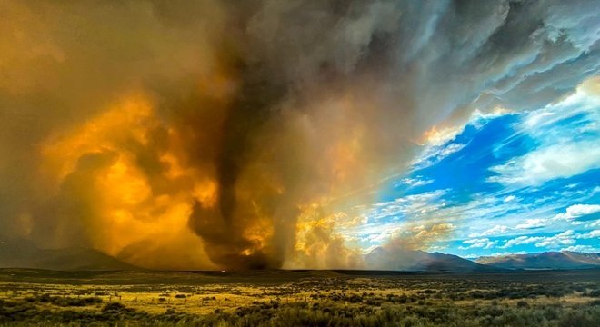 'Firenado' foi visto no sábado na Califórnia