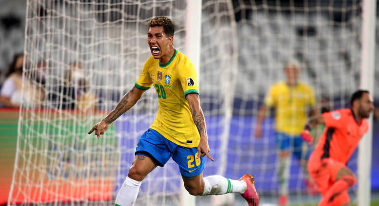 Roberto Firmino fez o gol de empate do Brasil. Colombianos reclamaram muito do lance