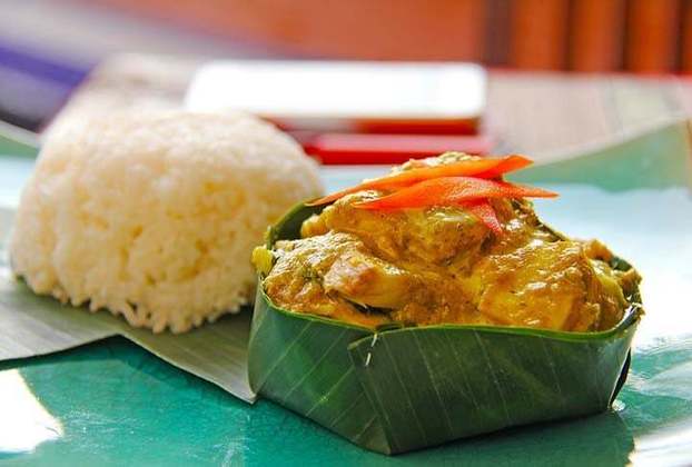 Fish Amok (Amok de peixe): conhecida receita do Camboja, trata-se de um peixe cozido com consistência de musse em molho de coco à base de curry servido com arroz. Entre as versões menos tradicionais podem ser encontrados frango, tofu, ou carne de vaca. 