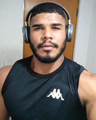 Eustácio ganhou o Campeonato Brasileiro de Fisiculturismo, na categoria Júnior, em 2018, e tinha passagens por tráfico de drogas. Ele chegou a ficar preso durante nove meses após ser flagrado transportando 4 kg de cocaína