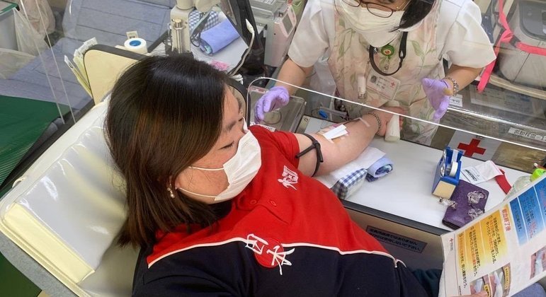 Voluntária da Força Jovem Universal (FJU) doa sangue