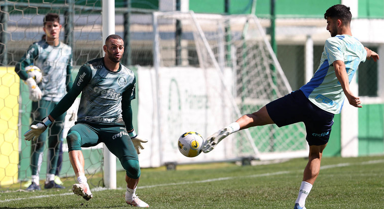 López finaliza para o gol defendido por Weverton em último treino do Palmeiras visando o Inter