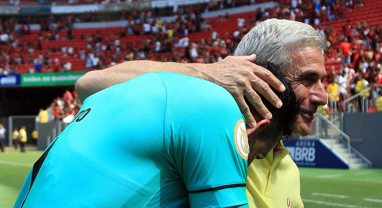 Gatito Fernández e Luís Castro celebrando vitória no clássico contra o Flamengo
