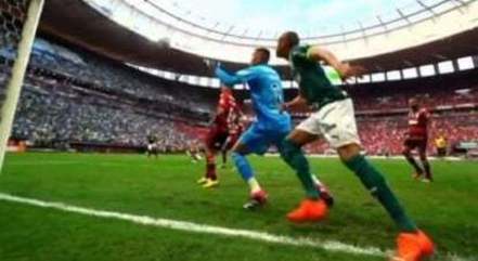 Mayke está do lado direito. A bola entra no esquerdo