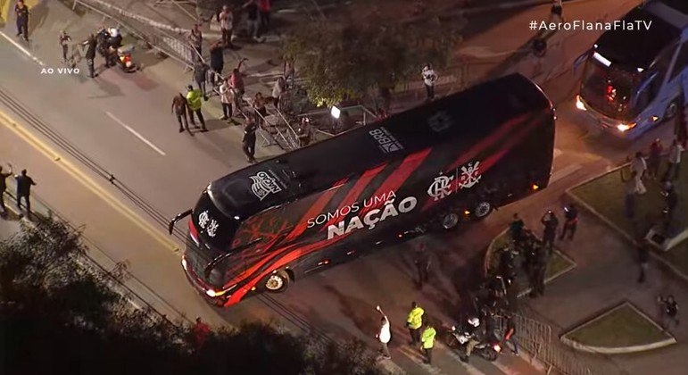 Ônibus do Flamengo saindo do Ninho do Urubu em direção ao aeroporto
