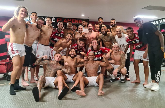 Elenco do Flamengo posa junto, depois da vitória no clássico, contra o Fluminense