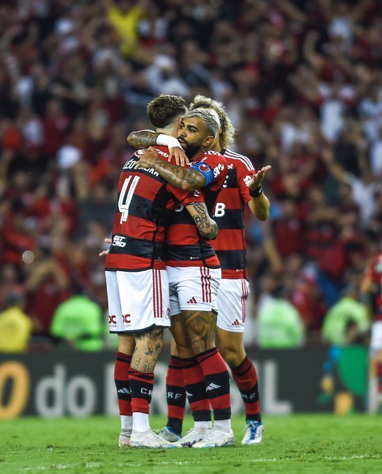 Jogadores comemoram a vitória e a classificação do Flamengo para as quartas da Copa do Brasil