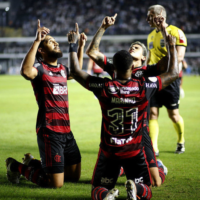 Jogadores do Flamengo comemorando gol de Pedro diante do Santos na Vila