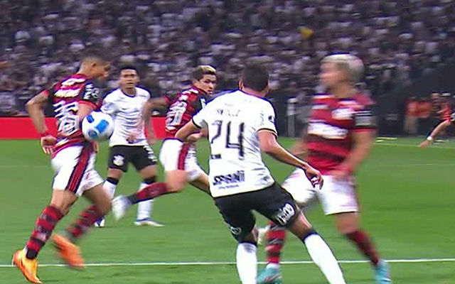 O lance da discórdia. O gol do Flamengo foi legal. Não serve como desculpa para a derrota do Corinthians