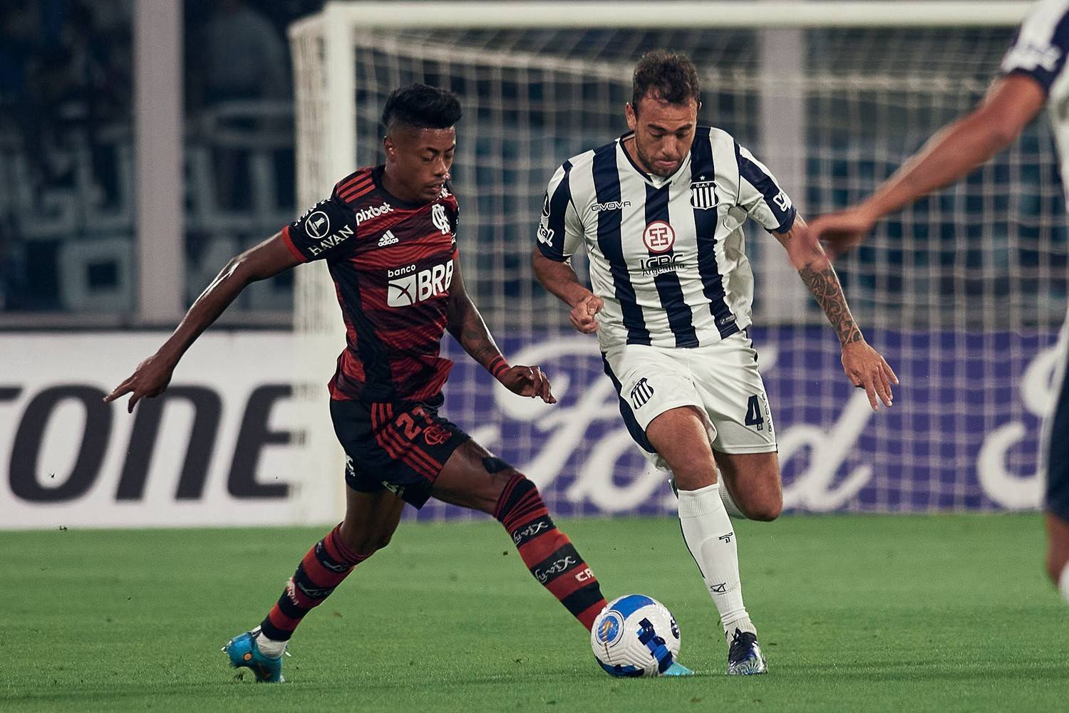 Flamengo outra partida instável, sem padrão, contra o Talleres. 2 a 2 na Argentina