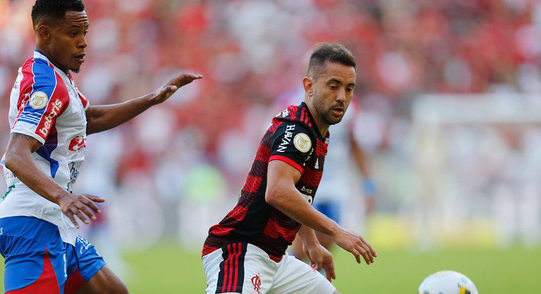 Everton Ribeiro em disputa de bola na partida entre Flamengo e Fortaleza, pelo Brasileirão