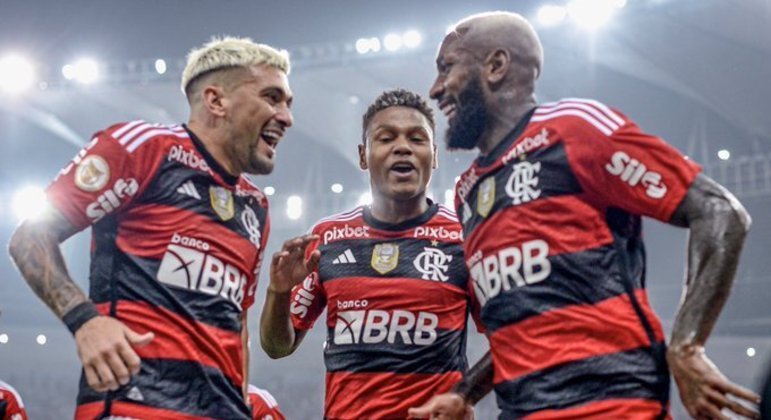 Jogadores do Flamengo dançam. Abriram quatro gols de vantagem no primeiro tempo. Fácil demais