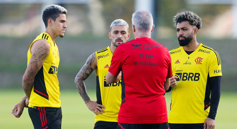 Dorival Júnior conversando com Pedro, Arrascaeta e Gabigol durante treino 