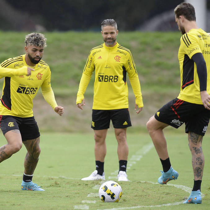 Gabigol (à esquerda) e Diego (centro) em treino do Flamengo no Ninho do Urubu