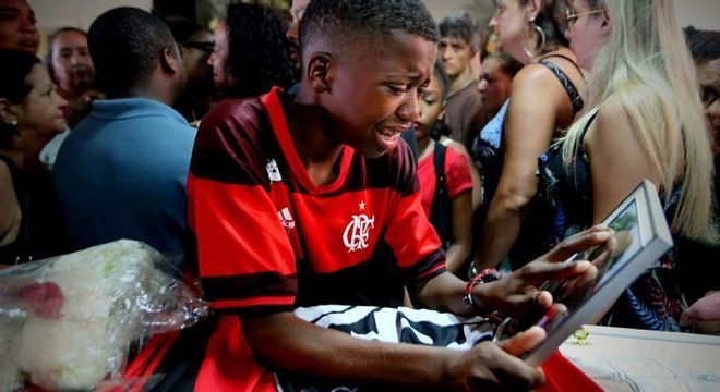 Um ano de desprezo do Flamengo com as famílias dos meninos mortos no incêndio