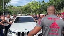 Flamengo refém das organizadas. Socos e pontapés de torcedores nos carros dos jogadores não preocupam a diretoria