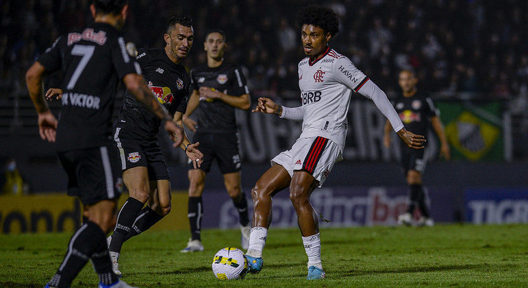 Vitinho em disputa de bola no duelo entre Bragantino e Flamengo pelo Campeonato Brasileiro