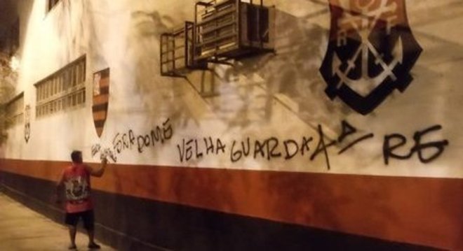 Os muros da Gávea sendo pichados. "Fora Dome". A pressão pela saída é forte